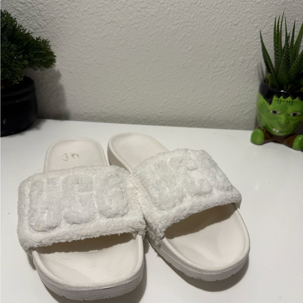 UGG Cream Slippers - Picture 3 of 7